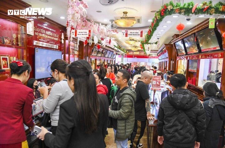 On the morning of February 18 (January 9), customers packed into gold shops.