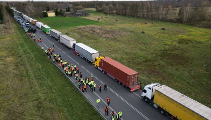 About 3,000 trucks stuck at Ukraine border due to blockade by Polish drivers