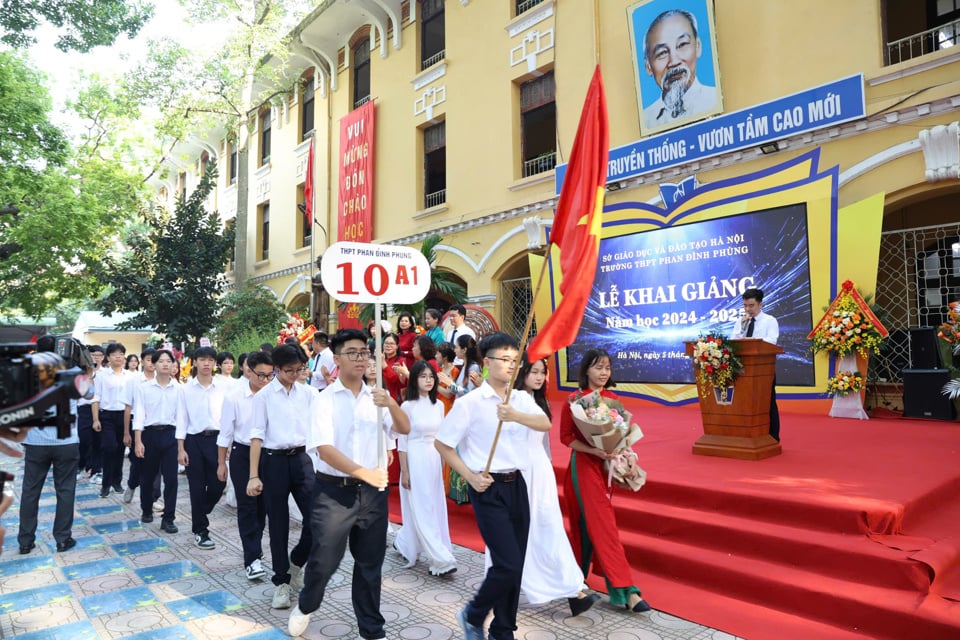 El subsecretario permanente de Hanoi asiste a la ceremonia de apertura en la escuela secundaria Phan Dinh Phung - Foto 1