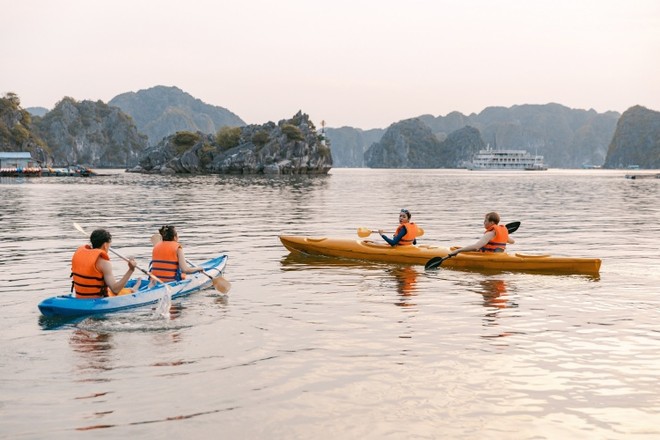 Đảo Cát Bà hút du khách khám phá cảnh quan, trải nghiệm tại vịnh, biển