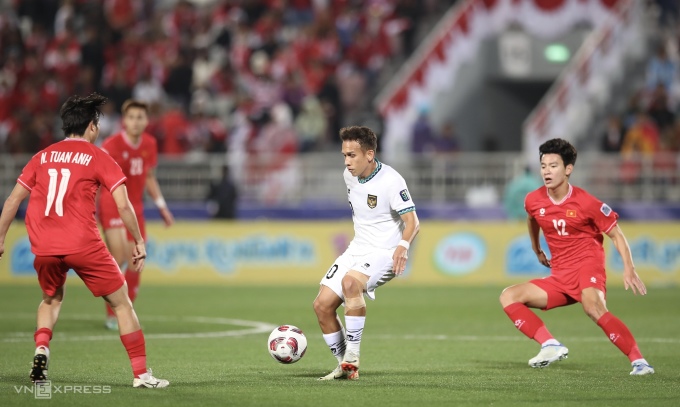 Egy Maulana Vikri (camiseta blanca) en la victoria de Indonesia por 1-0 sobre Vietnam en la fase de grupos de la Copa Asiática 2023. Foto: Lam Thoa