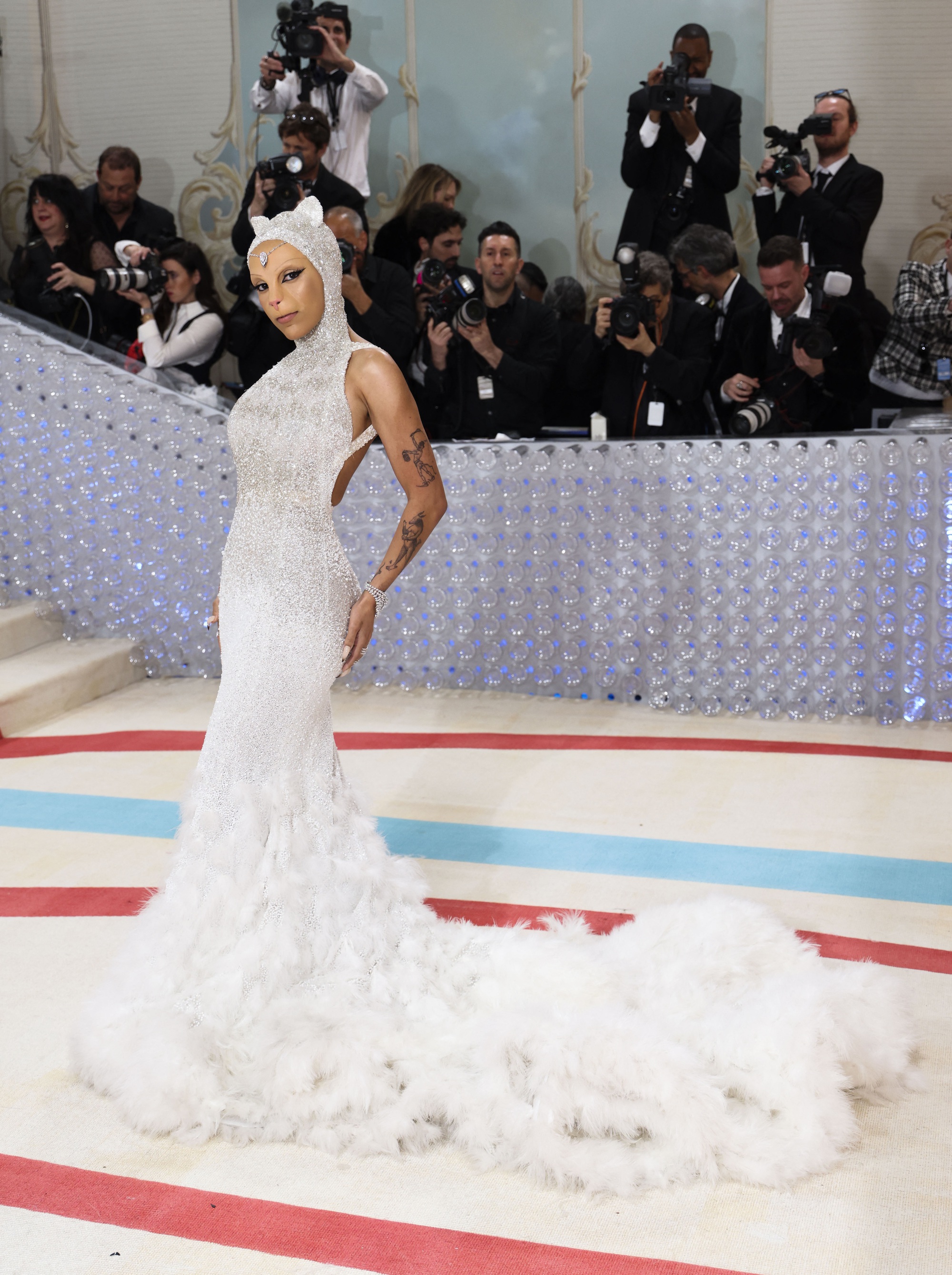 Những trang phục độc, lạ tại Met Gala 2023 - Ảnh 4.