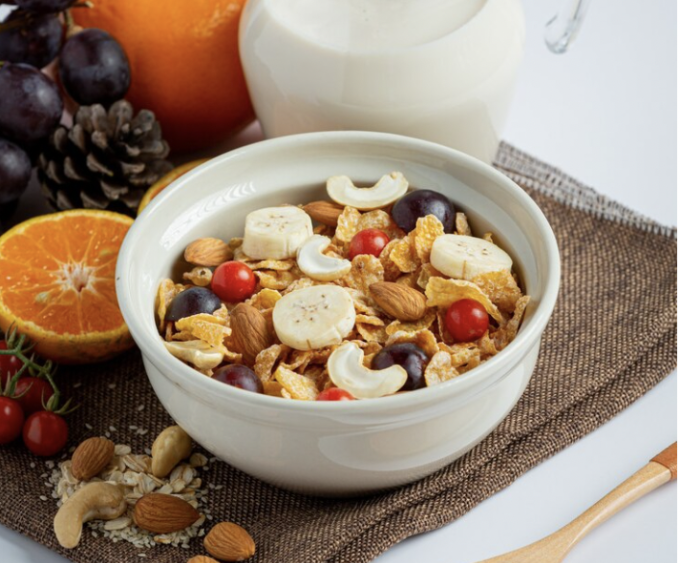 Granola gồm nhiều loại như hạt óc chó, điều, hạnh nhân kết hợp. Ảnh: Freepik