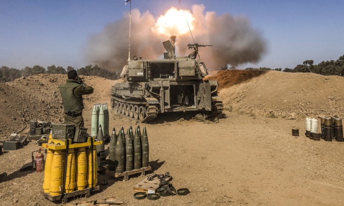 Un cañón autopropulsado del ejército israelí dispara desde una posición cercana a la frontera con la Franja de Gaza el 6 de noviembre. Foto: AFP
