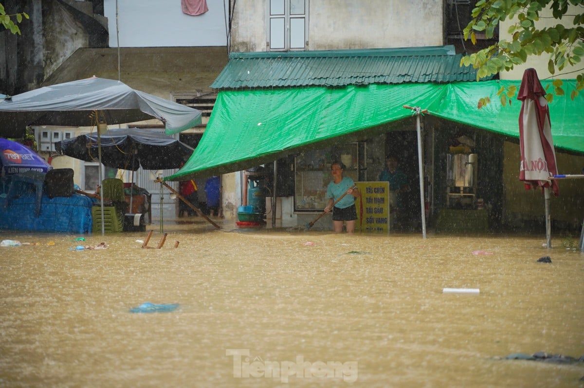 Hanoï : le niveau de l'eau monte d'un mètre, les habitants utilisent des bateaux pour déplacer des objets afin « d'échapper à l'inondation » photo 17