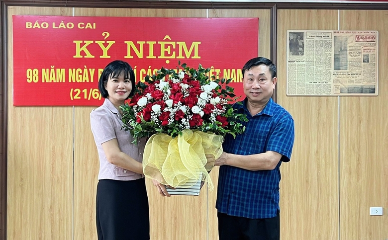 Lao Cai General Printing Joint Stock Company presents flowers to congratulate Lao Cai Newspaper..jpg