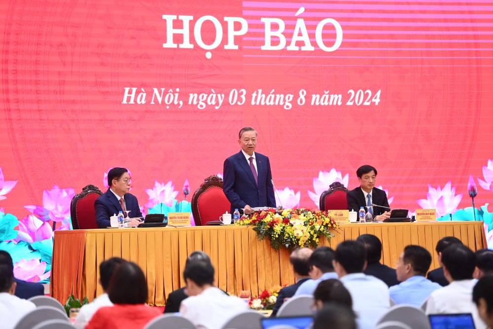 事務総長兼国家主席のト・ラム氏が記者会見で発言する。写真: T.Vuong