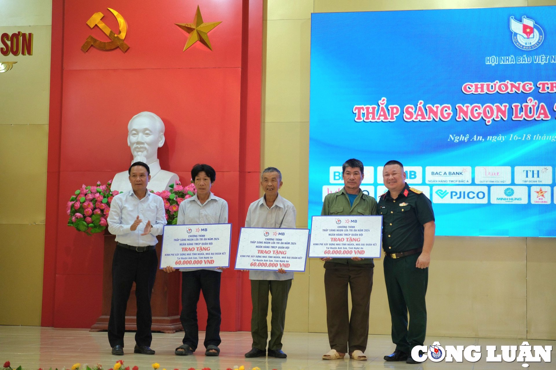 Vietnam News Agency donates gifts to poor families and poor students in An Hinh 5