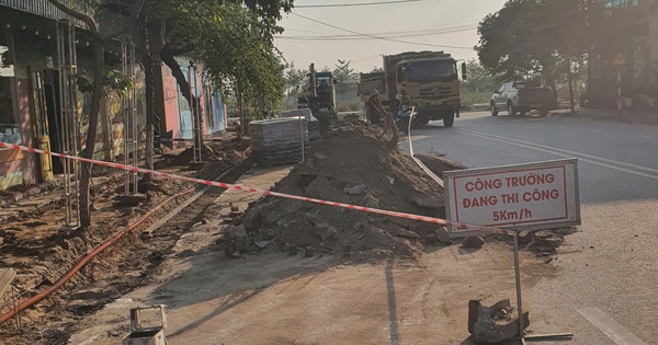 Correction des entrepreneurs qui construisent des trottoirs avec négligence après avoir fait un rapport au journal Giao Thong