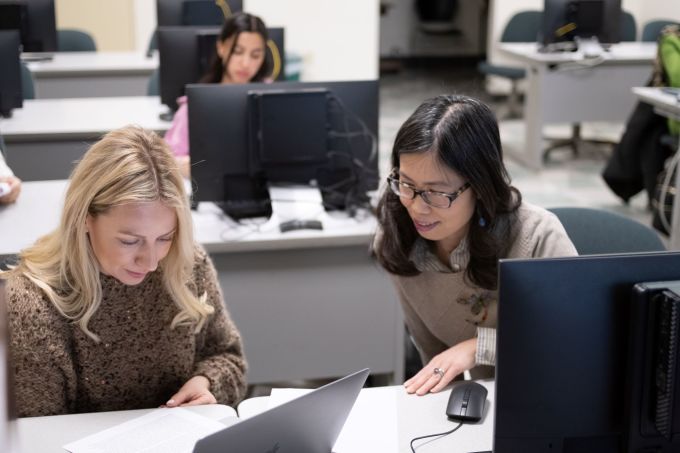 Dr. Phung Thuy Linh (rechts), an der Chatham University, USA, März 2023. Foto: Autor bereitgestellt