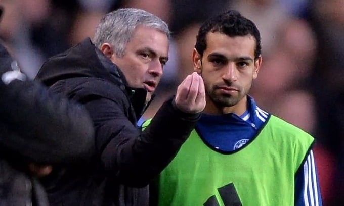 Mourinho chỉ dẫn Salah trong một trận đấu của Chelsea. Ảnh: Chelsea FC