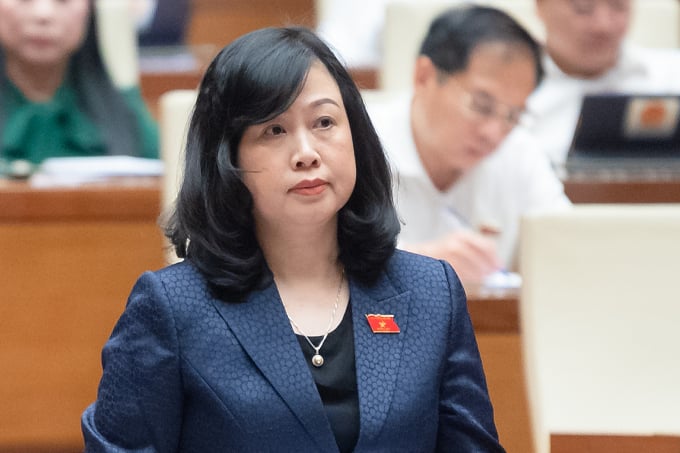 El Ministro de Salud, Dao Hong Lan, explicó el tema en cuestión a los delegados en la mañana del 1 de noviembre. Foto: Medios de la Asamblea Nacional