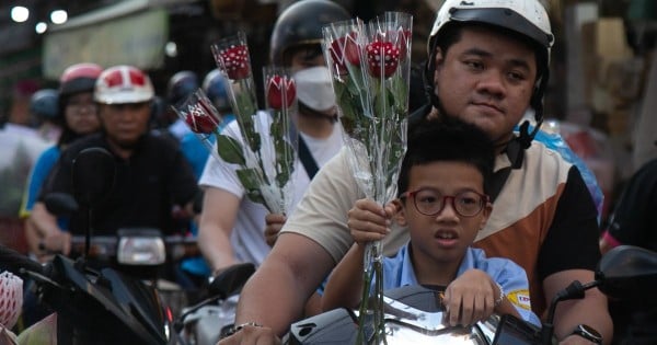 Crowded at the largest flower market in Ho Chi Minh City on March 8