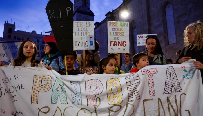 Teachers and students protest to return to school after floods in Valencia