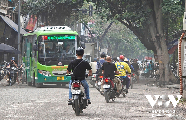 Selon le modèle pilote de la « Zone à faibles émissions » (LEZ) de Hanoi, à partir de 2025, les véhicules polluants ne seront pas autorisés à pénétrer dans les zones surpeuplées, les « points chauds » environnementaux.