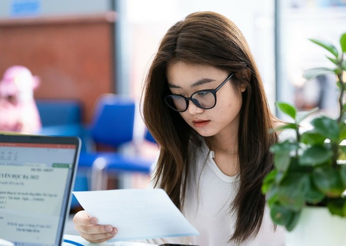 Les candidats s'inscrivent pour l'admission sur la base des dossiers académiques en 2023. Photo : XD