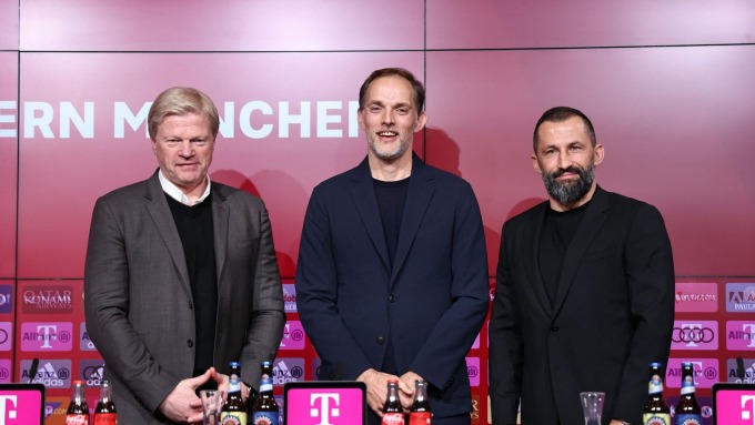 Kahn (izquierda) y Salihamidzic (derecha) en la ceremonia para anunciar a Tuchel como entrenador del Bayern el 24 de marzo. Foto: AFP