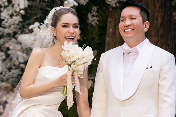 Doan Di Bang porte une magnifique robe de mariée à l'occasion de son 10e anniversaire de mariage