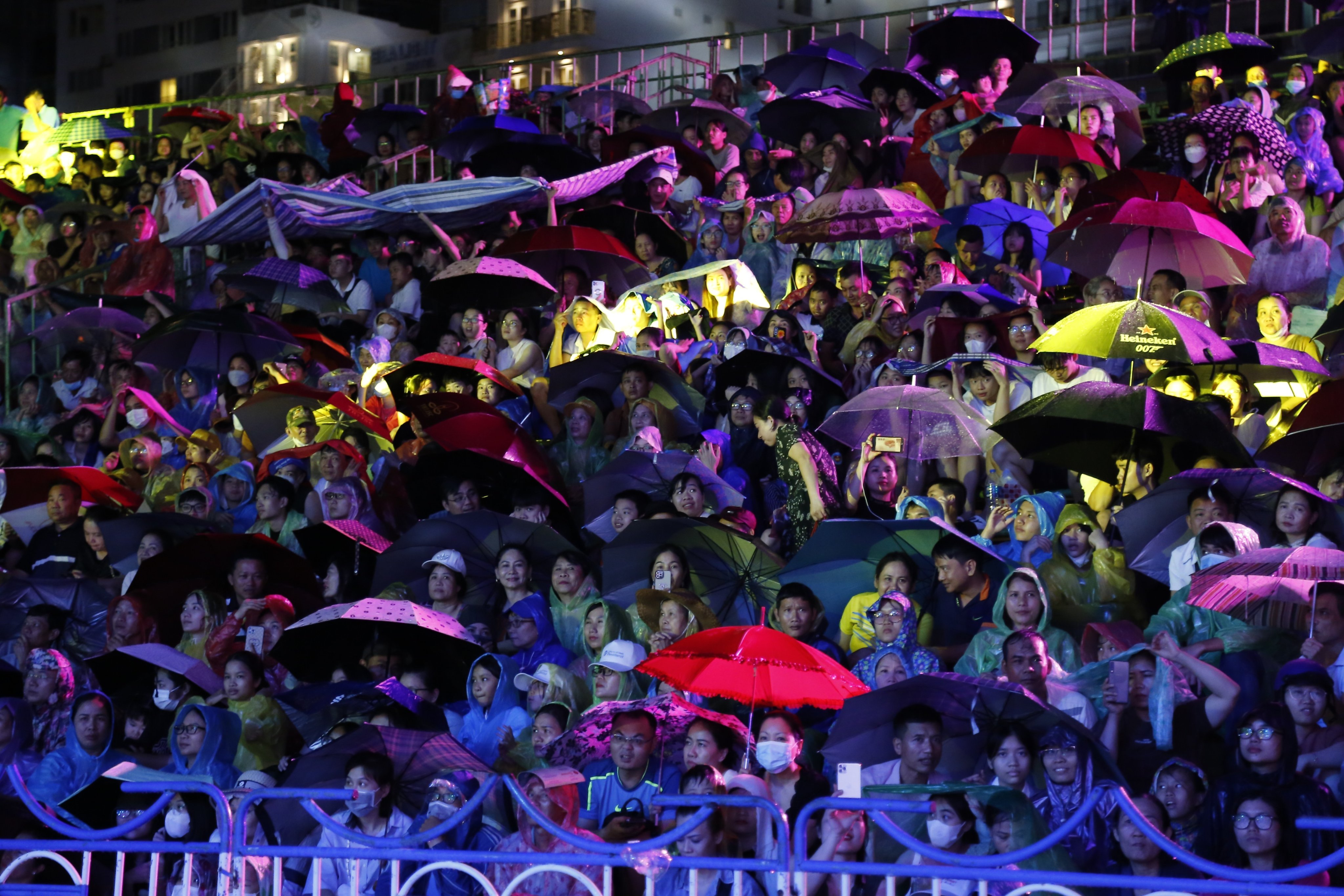 Veranstaltung – Menschenmassen und Touristen trotzten dem Regen, um die Abschlusszeremonie des Meeresfestivals zu verfolgen (Foto 12).