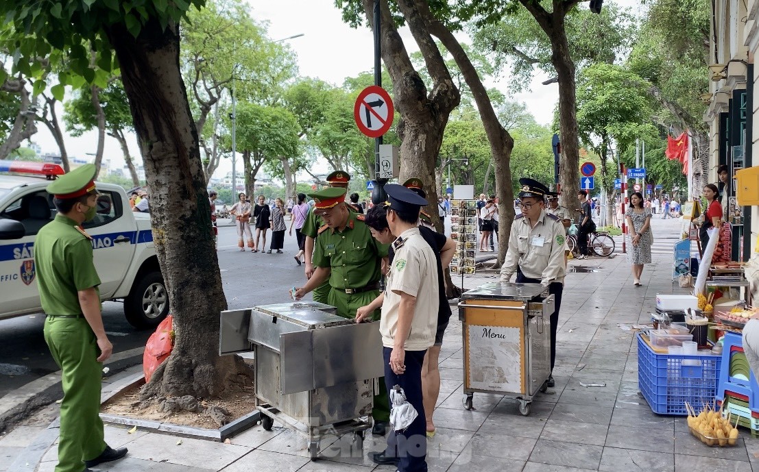 Imágenes contrastantes entre aceras alquiladas y no alquiladas en Hanoi (foto 4)