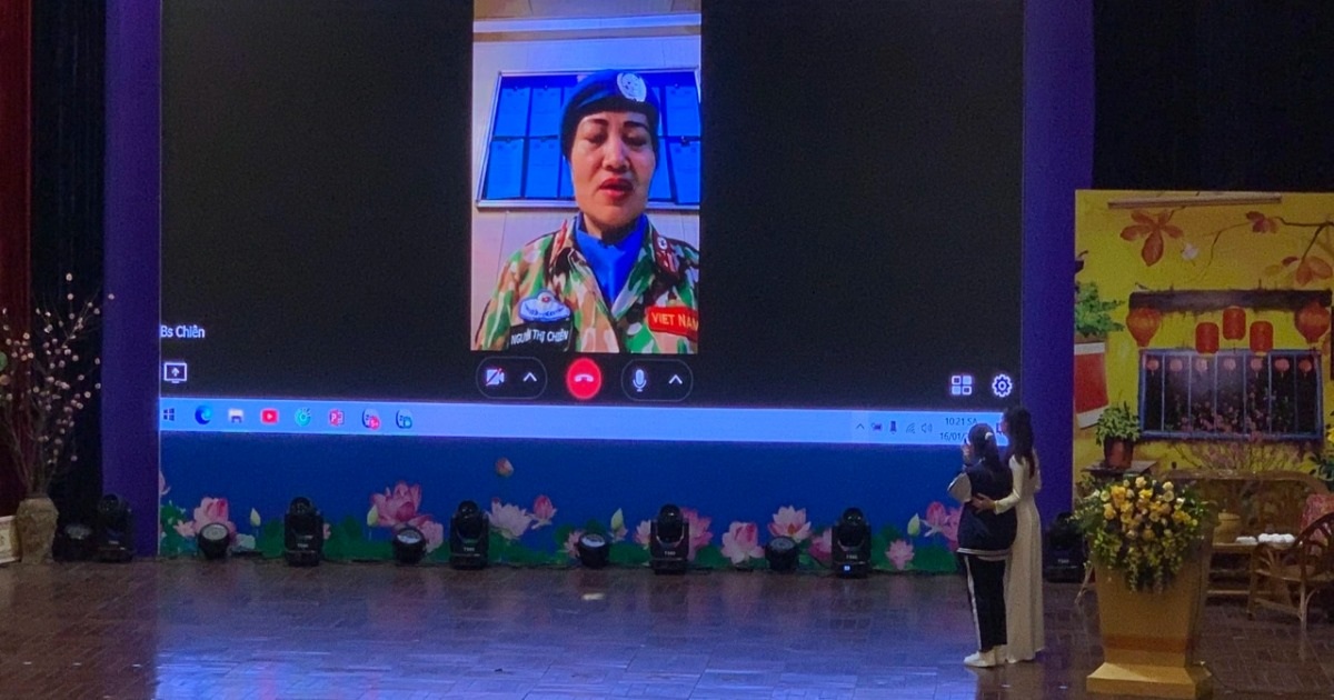 Hanoi Department of Education and Training secretly arranged an emotional reunion for a female student who was separated from her mother.