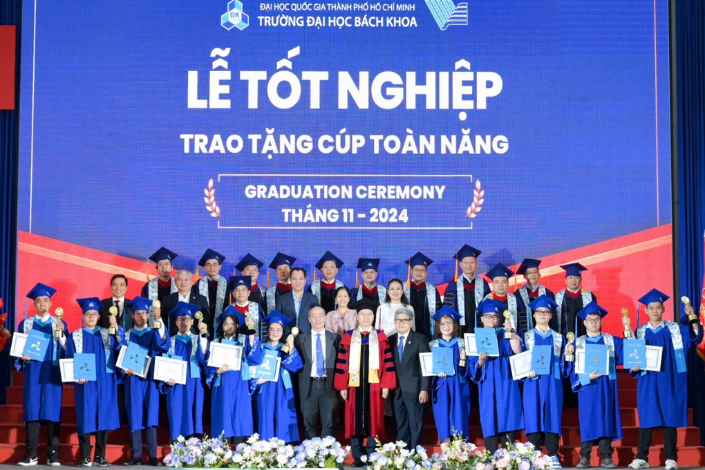 Mẹ tặng hoa tiền cho con trai trong lễ tốt nghiệp, lý do bất ngờ - 4