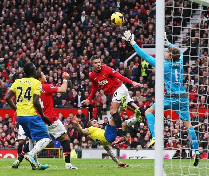 Van Persie bị thủ môn Tim Krul cản phá một cú đánh đầu trong trận Man Utd thua Newcastle 0-1 trên sân Old Trafford ngày 9/12/2013. Ảnh: Reuters