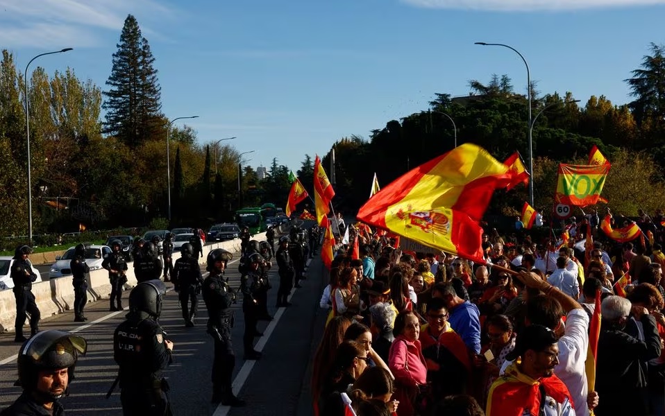 カタルーニャ州で17万人のスペイン人が分離独立法に抗議 写真2
