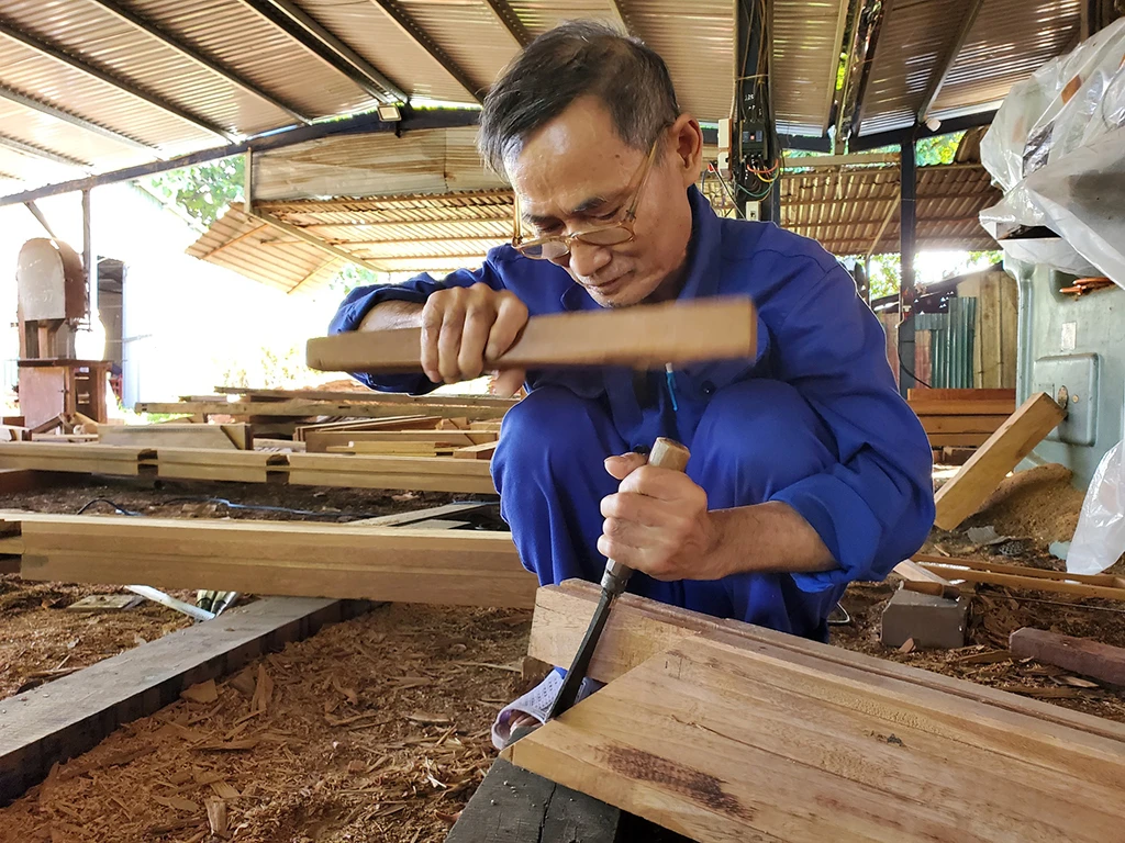 Người nay làm việc xưa: Thợ mộc ngoại tỉnh 'nhập cung' - Ảnh 1.