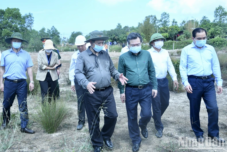 El primer ministro Pham Minh Chinh examina algunos proyectos clave en Phu Quoc foto 8