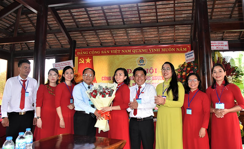 นางสาว Pham Thi Lan ได้รับเลือกให้ดำรงตำแหน่งประธานสหภาพแรงงานเขต Nguyen An Ninh เมือง Vung Tau อีกครั้ง - หนังสือพิมพ์ Ba Ria