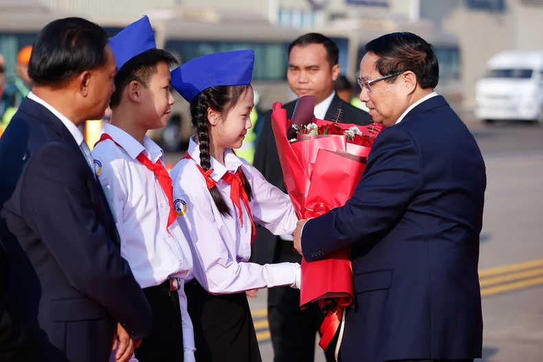 Thủ tướng Phạm Minh Chính tới Vientiane tham dự Kỳ họp lần thứ 47 Ủy ban liên Chính phủ về hợp tác song phương Việt Nam-Lào ảnh 4