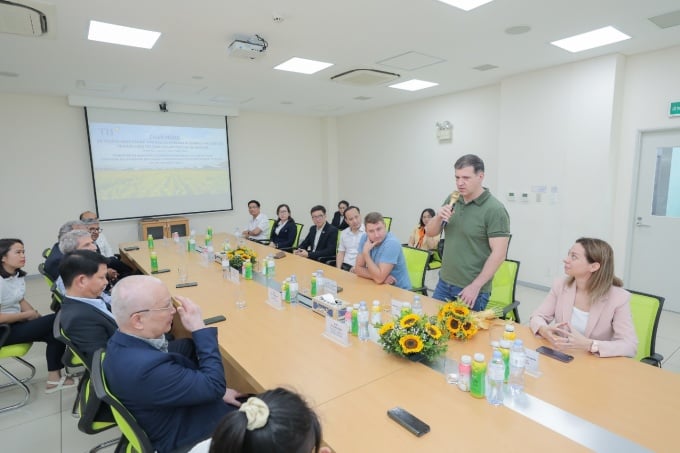 Le ministre de l'Agriculture de Kalouga, Efremov Alexandre Viktorovitch, s'exprime lors d'une visite à la ferme. Photo: TH