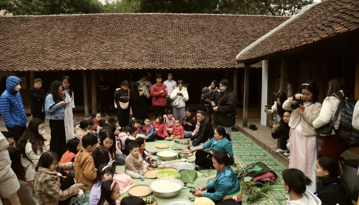 Menschen erleben das traditionelle Tet-Fest im Vietnamesischen Museum für Ethnologie