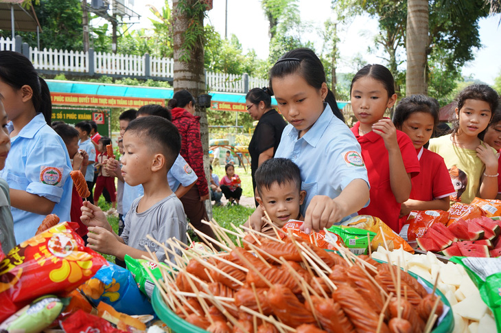 Trung thu của học sinh Làng Nủ, chia kẹo cho những chỗ ngồi đã trống - Ảnh 1.