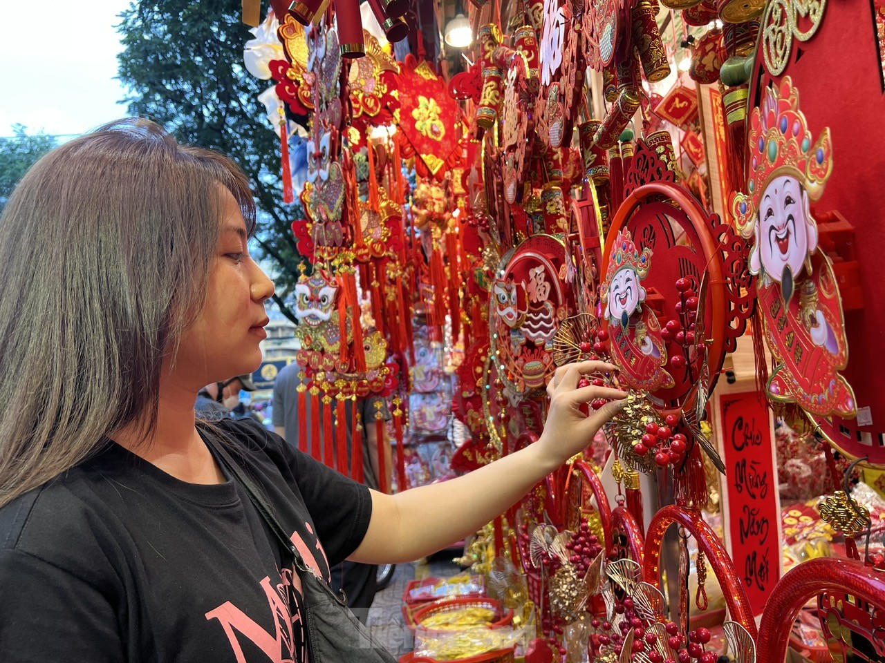 La couleur rouge recouvre la plus grande rue du Têt à Ho Chi Minh-Ville, animée par les acheteurs. Photo 6