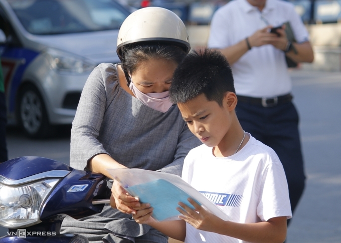 Candidatos que toman el examen de ingreso para sexto grado en la Escuela Secundaria para Dotados Hanoi-Amsterdam en 2020. Foto: Thanh Hang