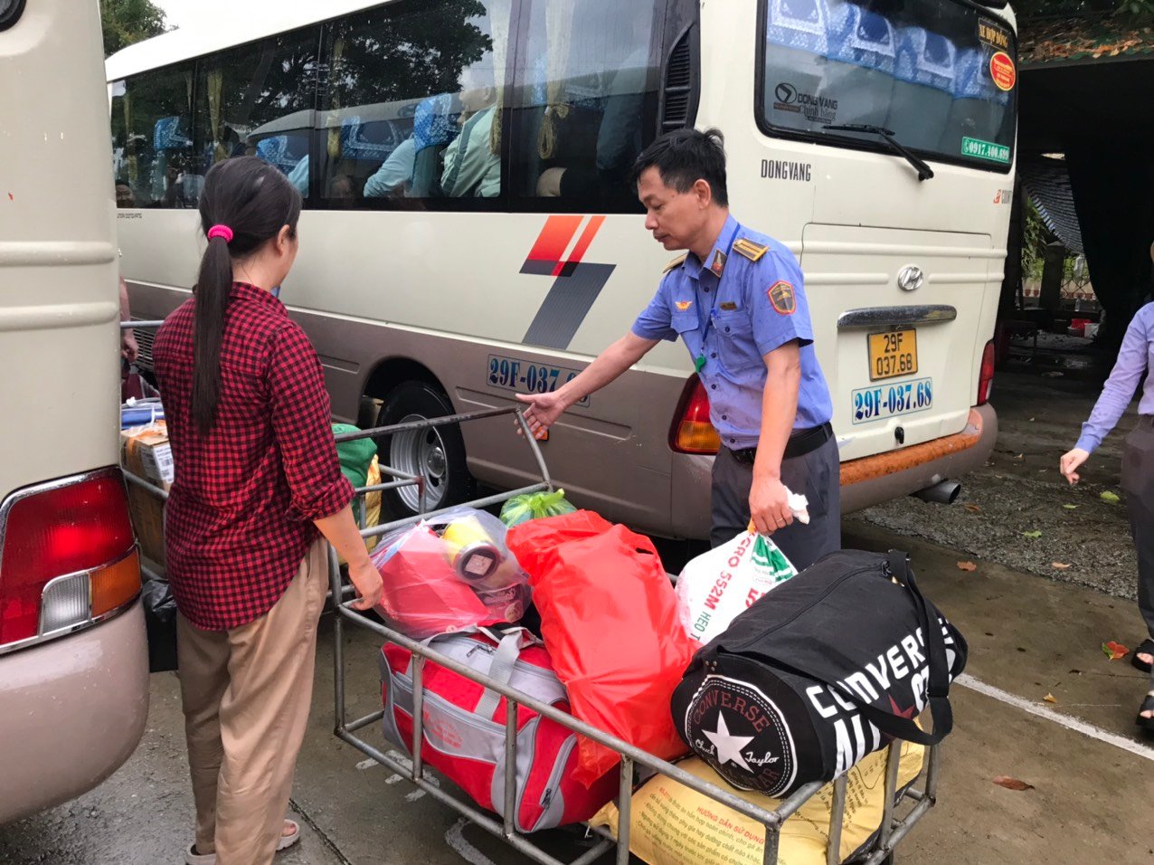 Sạt lở đường sắt Bắc - Nam qua Hà Tĩnh, không thể chạy tàu - Ảnh 2.