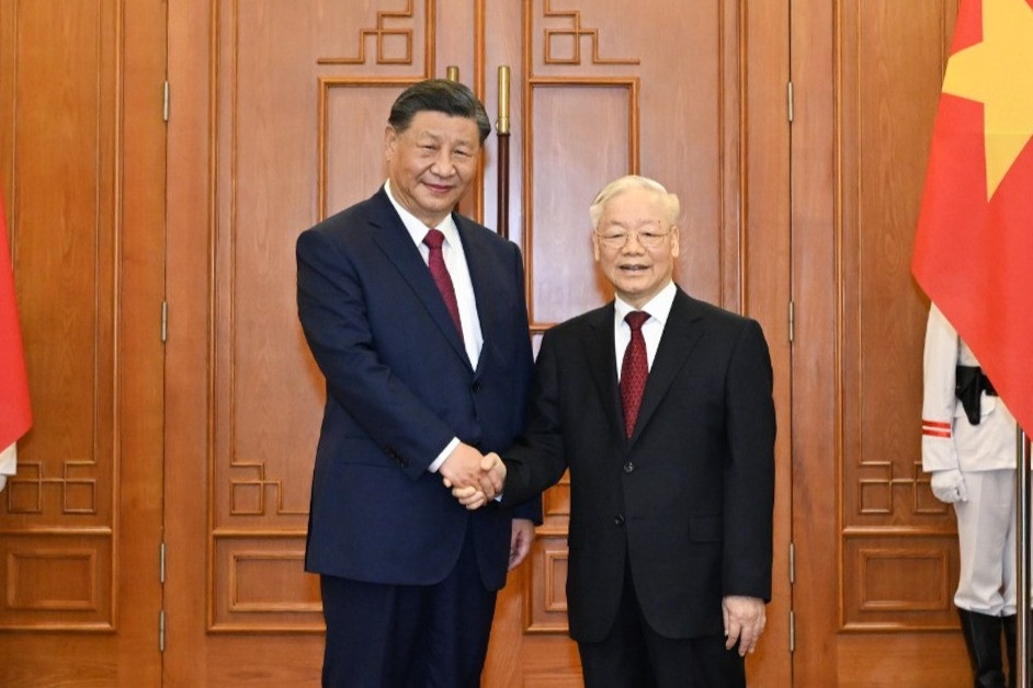 Image du secrétaire général Nguyen Phu Trong s'entretenant avec le secrétaire général et président de la Chine Xi Jinping