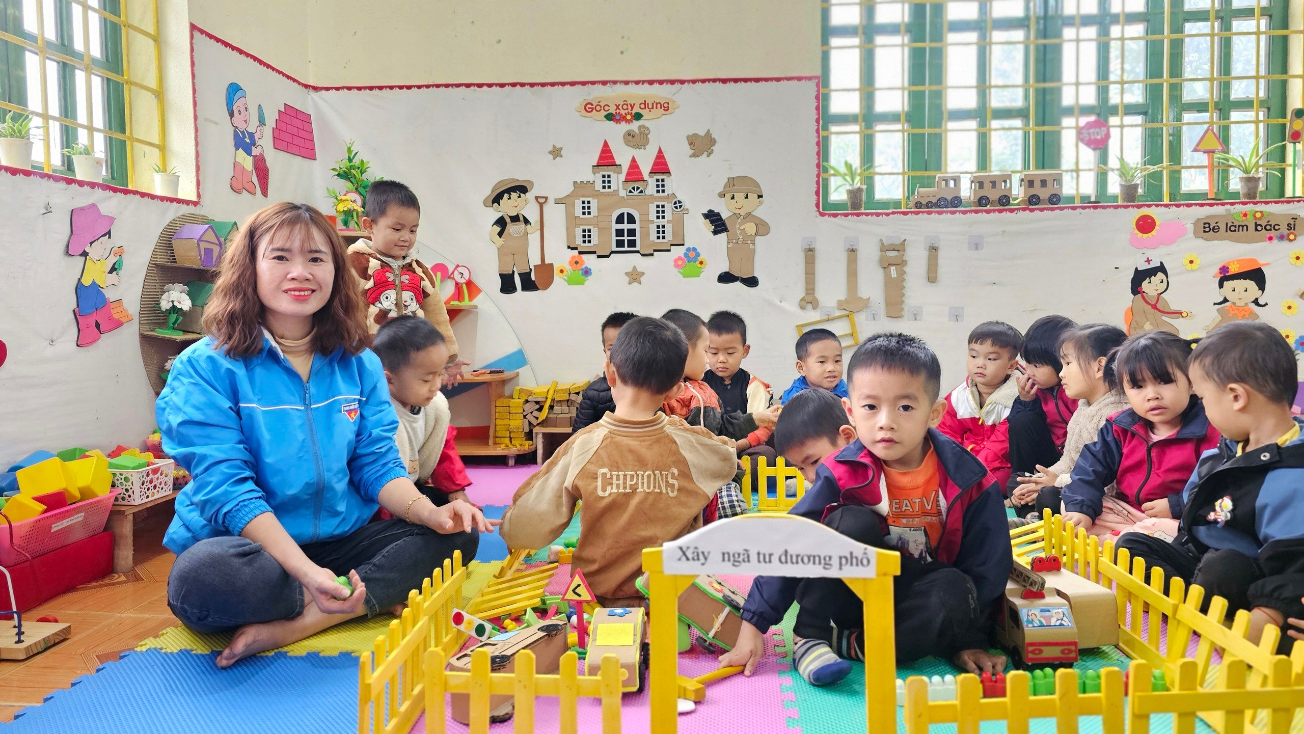 "Bám bản" vì tương lai tươi sáng của trẻ vùng cao- Ảnh 5.