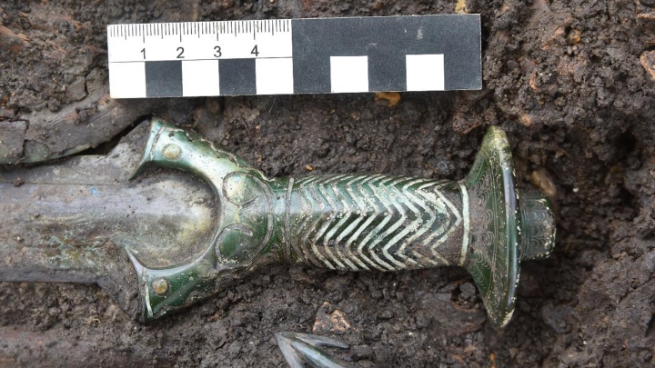 3.000 Jahre altes, immer noch glänzendes Schwert in Deutschland entdeckt – 2