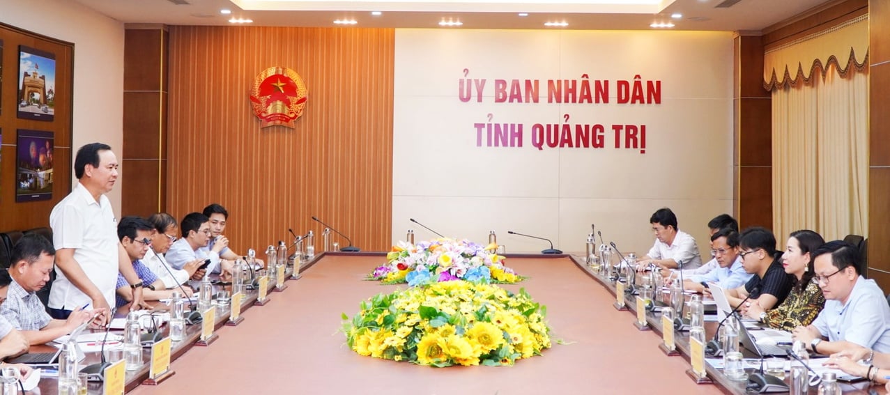 Chairman of Quang Tri Provincial People's Committee Vo Van Hung discussed with the investor consortium