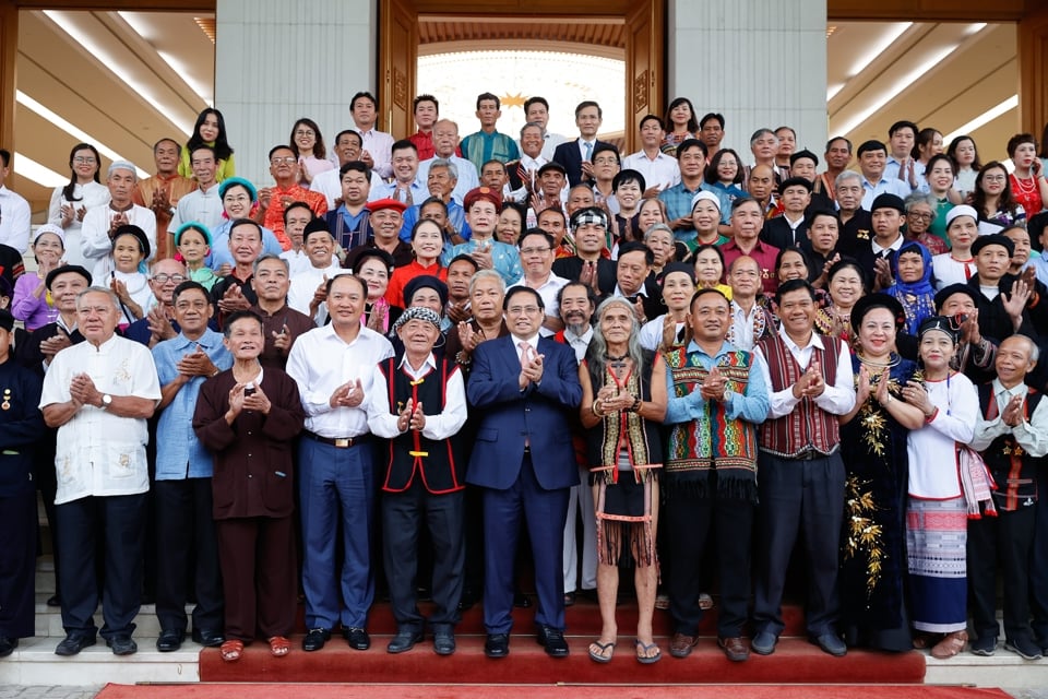 首相が高齢者と記念写真を撮る村、村長、職人、金持ち評判 - 写真: VGP/Nhat Bac