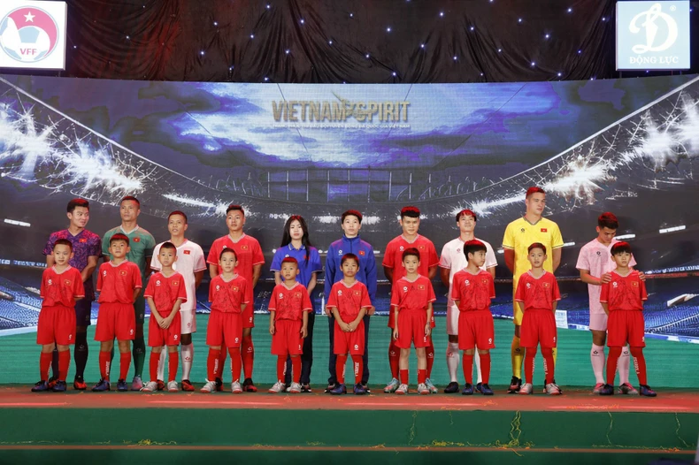 Launching the new uniform of the Vietnam football team photo 2