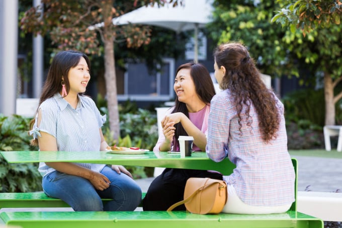 UTS의 교수진은 18세 미만 학생을 돌보고 지도하는 데 풍부한 경험을 가지고 있으며, 그들이 새로운 환경에 빨리 익숙해지도록 돕고, 그들이 서로 배우고 스스로를 개발할 수 있는 환경을 조성합니다. 사진: UTS