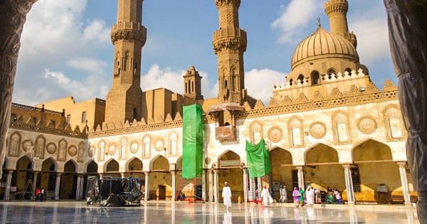 Explore famous tourist destinations in Cairo, Egypt