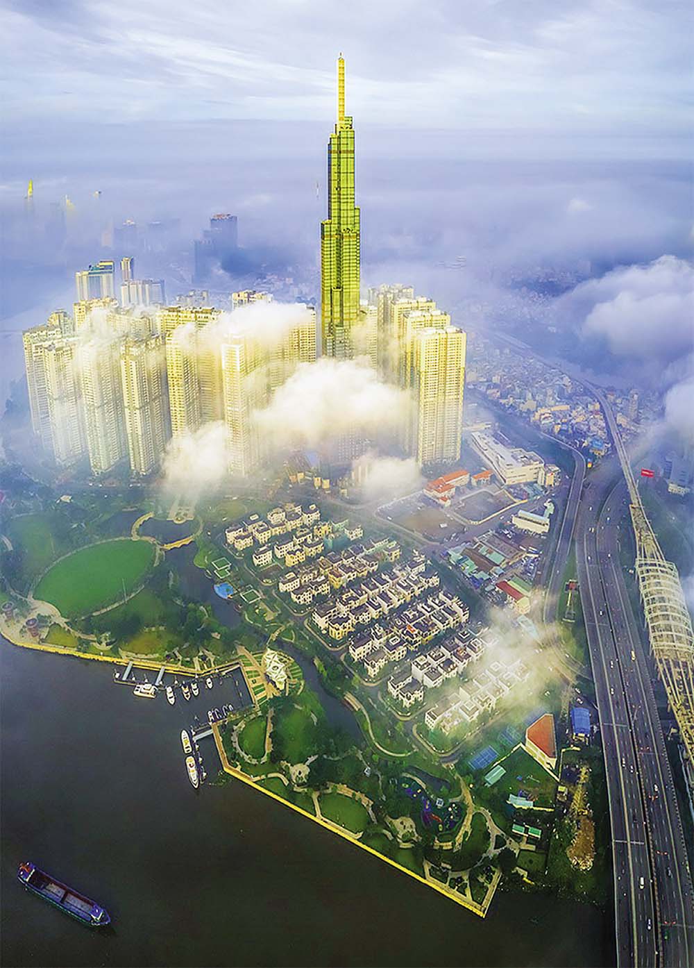 Das ikonische Landmark 81-Gebäude ist das höchste Gebäude Vietnams. Es wurde 2015 von der Vingroup gebaut und 2018 mit einer Investition von bis zu 300 Millionen US-Dollar fertiggestellt und offiziell in Betrieb genommen. Nach 1.461 Tagen Bauzeit wurde das erste Objekt (Vincom Center Landmark 81 Shopping Mall) eingeweiht und in Betrieb genommen. Am 28. April 2019 eröffnete der Turm das höchste Skyview-Observatorium Vietnams und zugleich das höchste Gebäude Südostasiens und zählt aktuell zu den 20 höchsten Gebäuden der Welt.