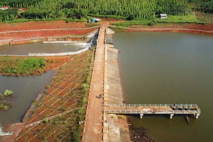 La presa de riego Dak NTing tiene muchas grietas y hundimientos. Foto: Ngoc Oanh