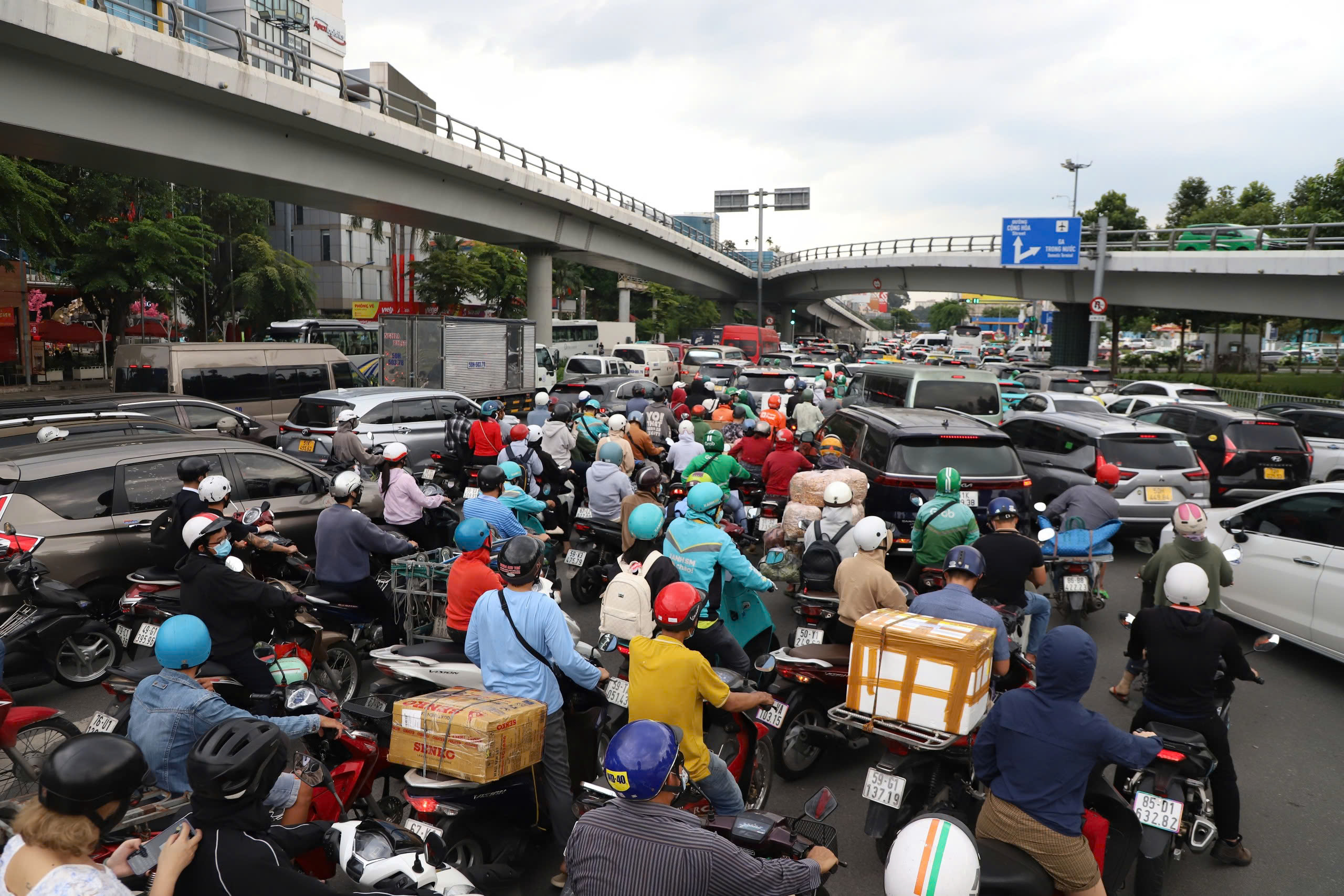 Dùng xe buýt chuyển khách ra ngoài sân bay Tân Sơn Nhất để tránh ùn tắc- Ảnh 3.