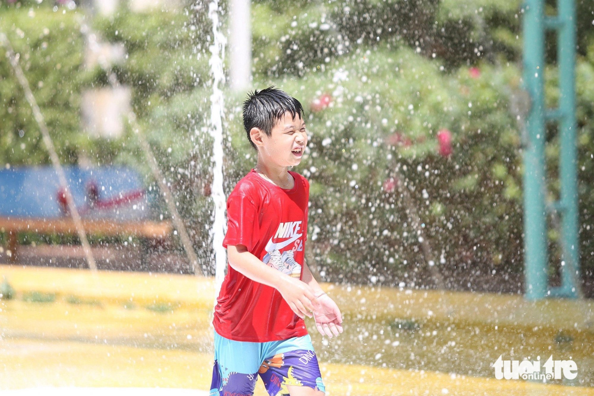 Thời tiết TP.HCM hôm nay tiếp tục nóng, nhiều em nhỏ sảng khoái khi vui đùa ở khu vui chơi nước trong Thảo cầm viên - Ảnh: PHƯƠNG QUYÊN